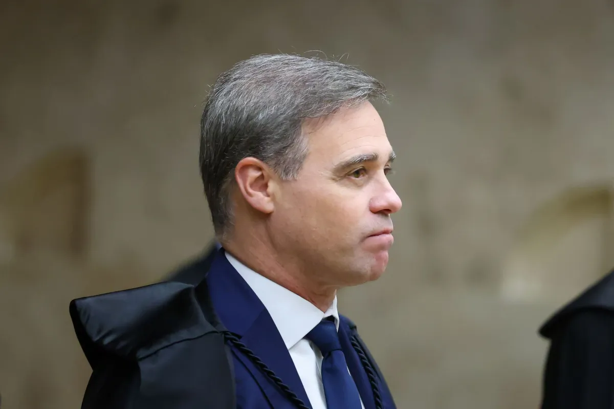 TSE determina remoção de vídeo de André Janones e Lindbergh Farias contra Flávio Bolsonaro
